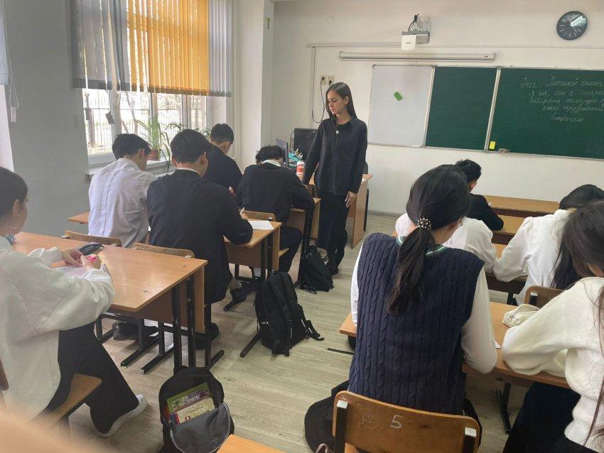 Ученики 9-х классов 26 ноября 2025 года через эссе поделились своим личным опытом о здоровом питании. Они рассказали, как стараются включать в рацион больше фруктов, овощей, молочных продуктов и белка, а  фастфуд заменяют полезными перекусами