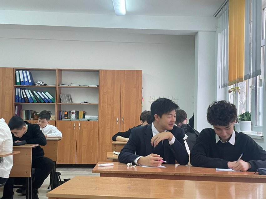 Лекция: «Как правильно принимать пищу»  В ходе лекции учащиеся узнали, что правильный приём пищи предполагает соблюдение режима питания, умеренные порции и внимательное отношение к своему организму. Ребята поняли важность регулярных приёмов пищи,.