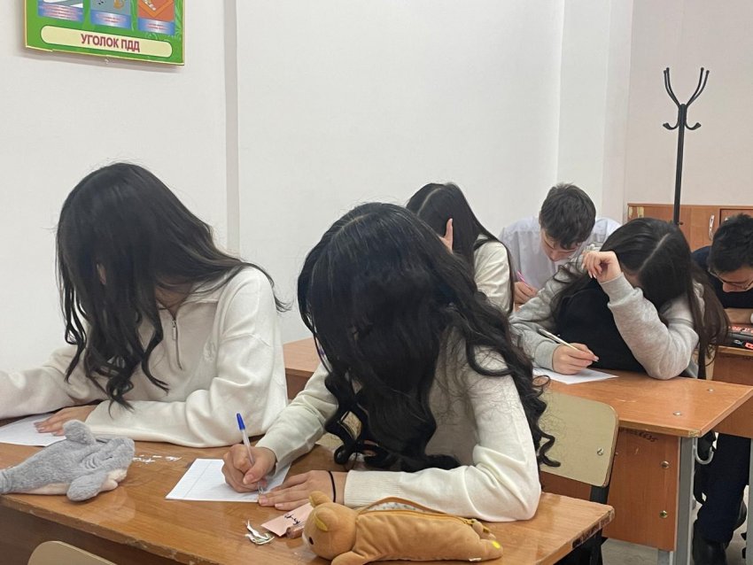 Беседа:«Как правильно накрыть стол. Предметы сервировки стола»  В ходе беседы учащиеся познакомились с основными правилами сервировки стола и назначением столовых приборов. Ребята узнали, как правильно располагать посуду, столовые приборы и салфетки.